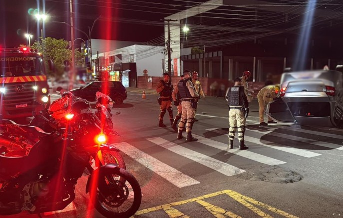 Colisão entre dois carros deixa mulher ferida no centro