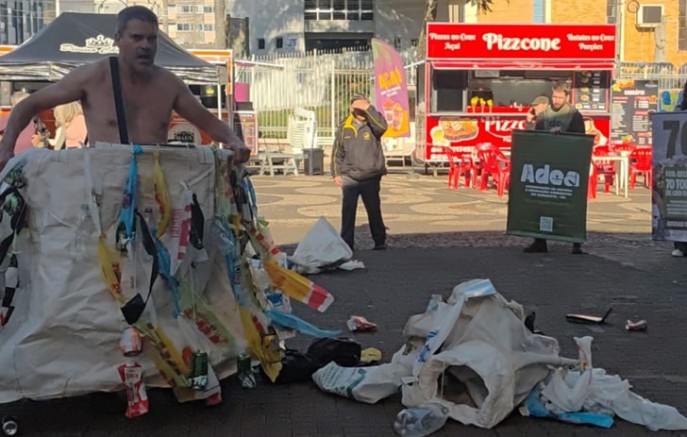 Ação no Centro alerta: cidade produz 70 toneladas de lixo por dia e recicla apenas 5%
