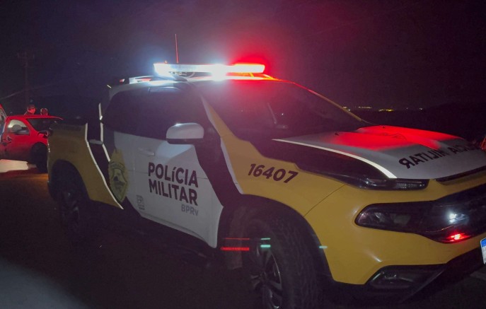 Motorista fura sinal vermelho, atinge ciclomotor e foge sem prestar socorro a vítima