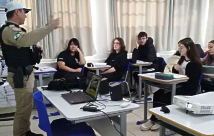 Polícia Militar promove ação de conscientização sobre trânsito com estudantes