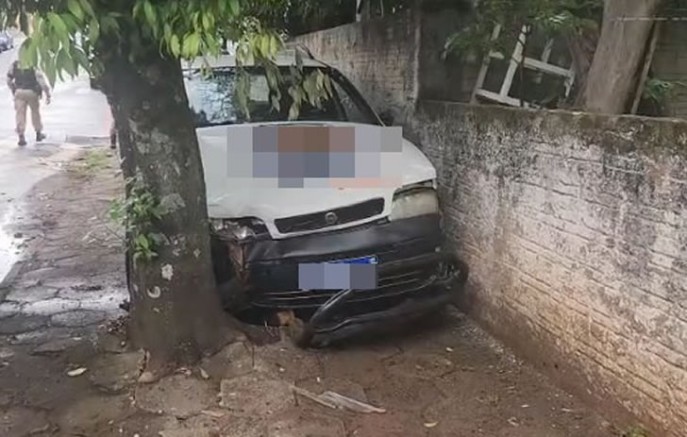 Mulher fica ferida em colisão entre dois automóveis