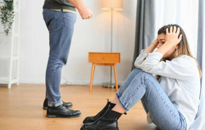 Homem é preso por ameaçar companheira e filhos