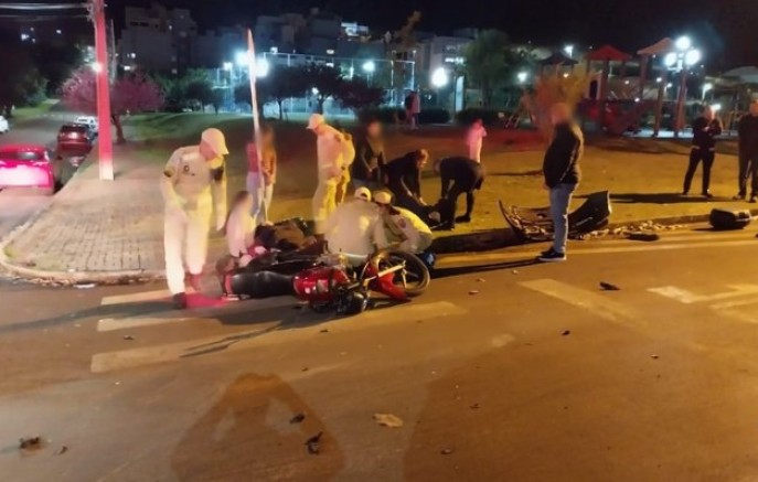 Dois feridos em acidente entre automóvel e motocicleta