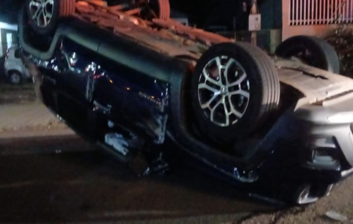 Colisão faz Jeep capotar no bairro Presidente Kennedy