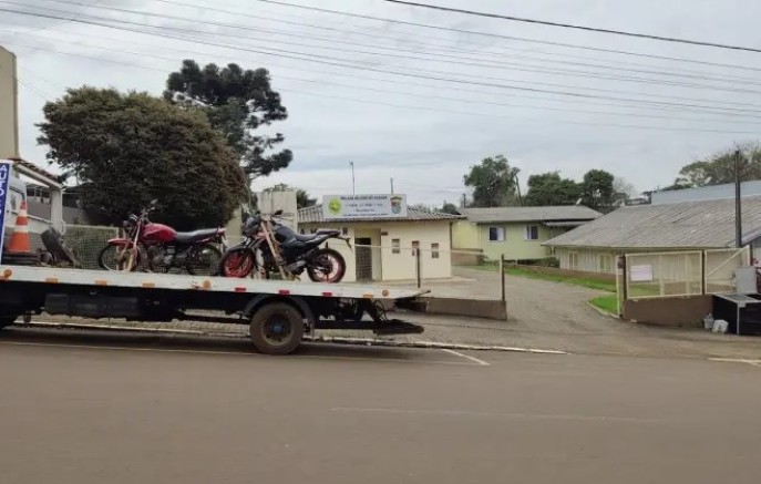 PM aborda dois suspeitos após denúncias de direção perigosa com motocicletas