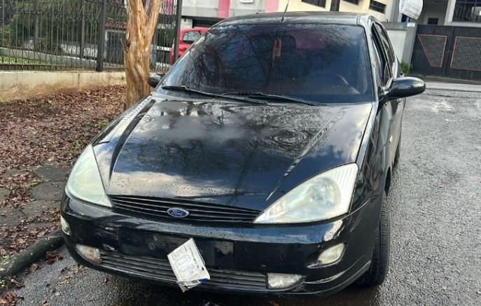 Mulher fica ferida em colisão entre moto e carro