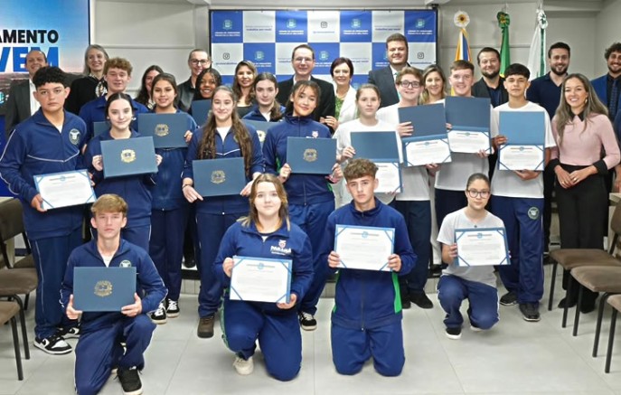 Parlamento Jovem toma posse na Câmara com 17 estudantes eleitos