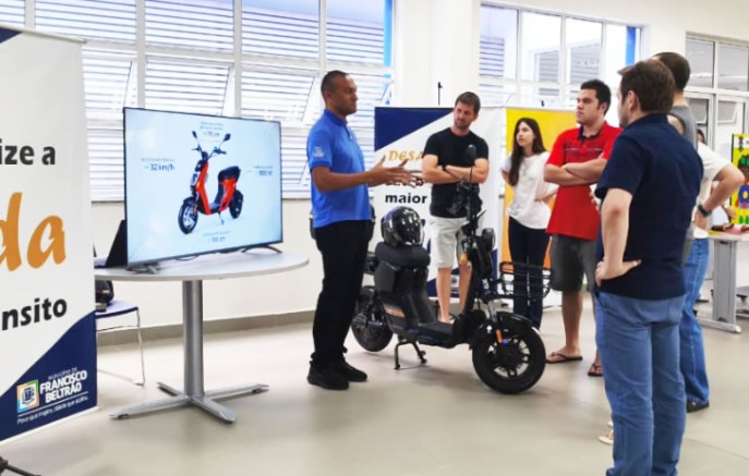 Debetran orienta população sobre uso seguro de patinetes e equipamentos elétricos