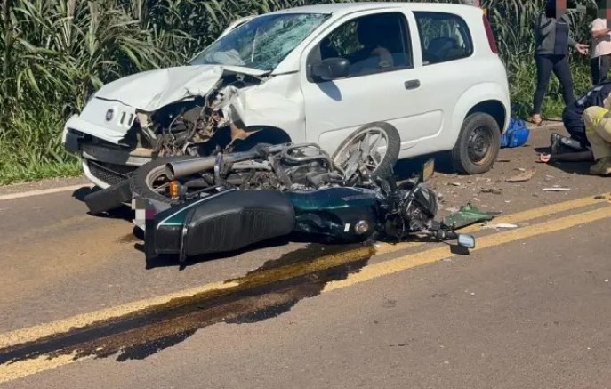 Motociclista fica em estado grave após colisão com carro na PR-475