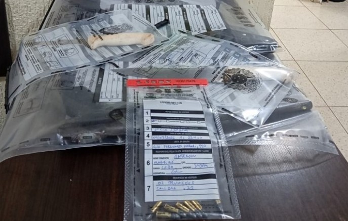 Polícia apreende arma e objetos após confusão em frente a colégio