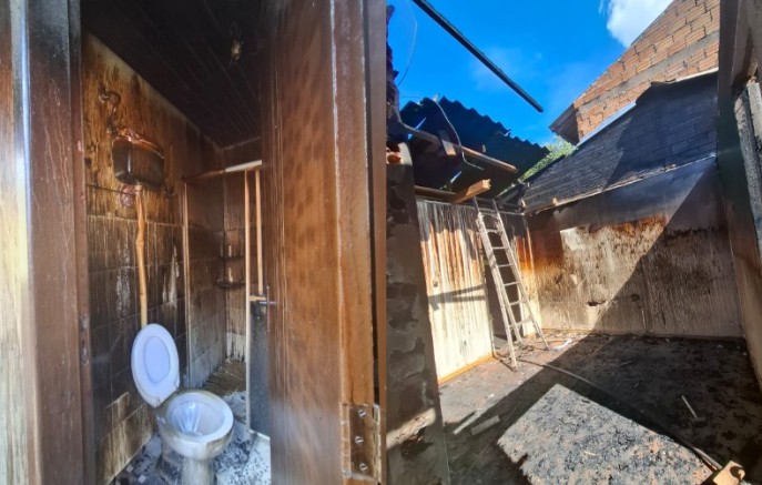 Incêndio atinge residência e família pede ajuda da comunidade