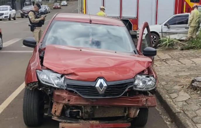 Homem fica ferido após colisão entre dois carros
