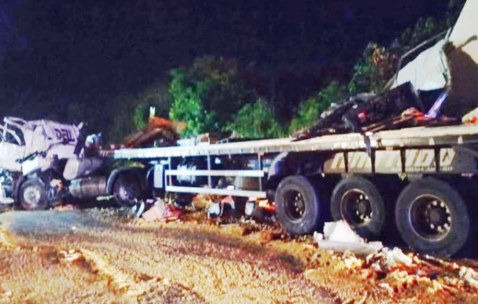 Colisão frontal entre caminhões deixa dois motoristas mortos na BR-163