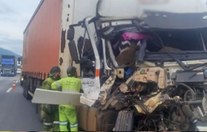 Carretas de transportadora de Dionísio Cerqueira se envolvem em acidente na Régis Bittencourt