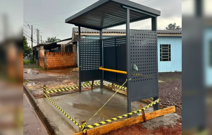 Francisco Beltrão começa a instalar 30 novos pontos de ônibus em diferentes bairros