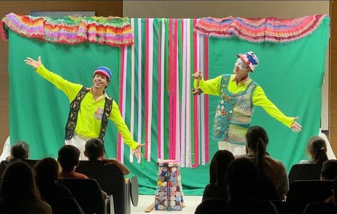 Peça teatral "Viagem Encantada" vem conquistando o público em toda a região