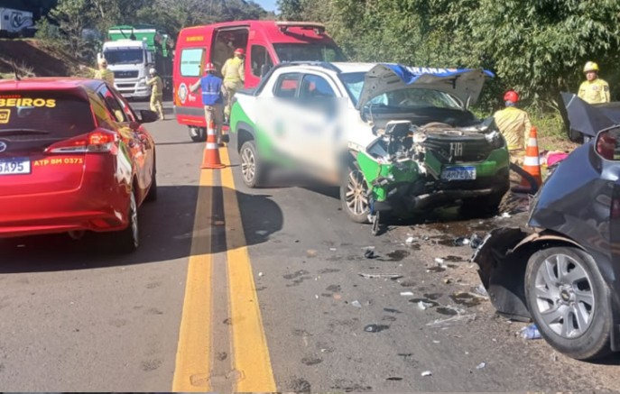Colisão frontal na PR-483 deixa três pessoas feridas