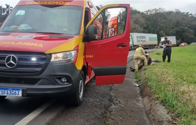Motociclista fica ferido após colisão frontal com caminhão na PR-180