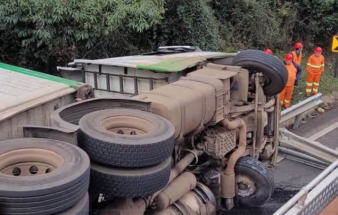 Motorista tem braço amputado em tombamento de caminhão na BR-277