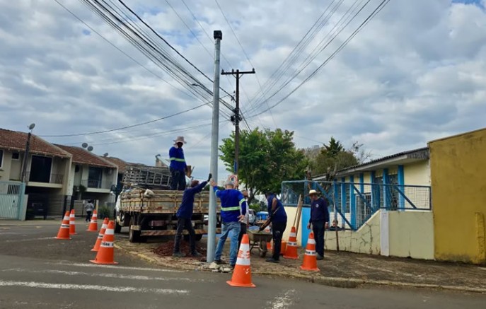 Debetran inicia instalação de semáforo no cruzamento das ruas Niterói e Antônio Carneiro Neto