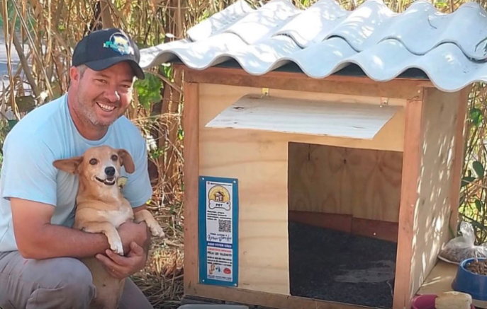 Caminhoneiro constrói mais de 1,7 mil casinhas para proteger cães e gatos abandonados
