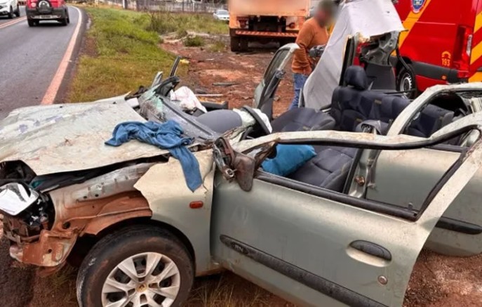 Mulher fica presa às ferragens após carro capotar e bater em caminhão na PR-566