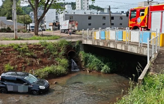 Carro cai no Rio Lonqueador após colisão
