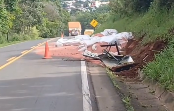 Carreta sai da pista, atinge barranco e espalha adubo na BR-163