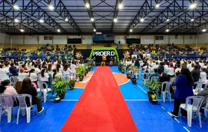 Mais de 400 alunos participam da formatura do Proerd