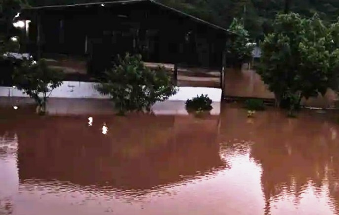 Elevação do Rio Marrecas deixa três famílias ilhadas no interior