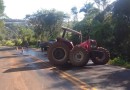 Acidente entre um trator e uma Hilux foi registrado na PR-562, entre São João e Coronel Vivida