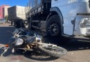 Motociclista é socorrido em acidente com caminhão na Avenida Arnaldo Busato em Barracão