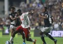 Vasco goleia Internacional por 5 a 1, vai aos 45 pontos e aumenta 'crise' no Colorado