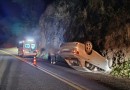 Carro capota na PR-182 e duas pessoas ficam feridas, uma em estado grave