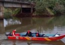 Corpo de Bombeiros realiza buscas por jovem que caiu da ponte sobre o rio Jaracatiá