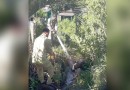 Cavalo cai em valeta, Bombeiros e vizinhos tentam resgatá-lo