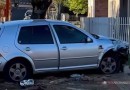 Colisão entre Corsa e Golf deixa duas pessoas feridas