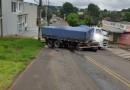Carreta tem problemas mecânicos e acaba atravessada na Rua Marília