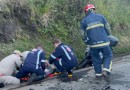 Homem fica ferido em colisão entre moto e caminhão, na PR 566
