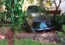Carro sai da pista e cai em ribanceira, deixando quatro idosas feridas