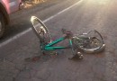 Colisão entre camionete e bicicleta deixa adolescente gravemente ferido