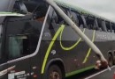 Três passageiros ficam feridos após peça se soltar de caminhão e atingir ônibus na BR-277 em Cascavel