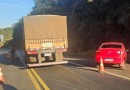 Colisão envolve Voyage e caminhão na PR-483
