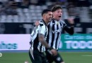 Com um jogador a menos, Botafogo bate o Atlético e volta ao G-4 do Brasileirão