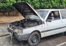 Fiat Uno pega fogo e assusta motorista e criança