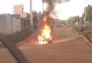 Moto pega fogo no meia da rua na Cohab Terra Nossa