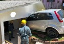 Carro invade residência e fica "entalado" em estrutura em Cunha Porã