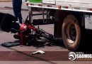 Homem fica ferido em colisão envolvendo caminhão e motocicleta