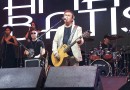 Amado Batista leva milhares de fãs em show do trabalhador