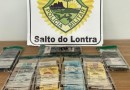 PM apreende R$ 2 mil em notas falsas; dois homens foram presos e um menor apreendido